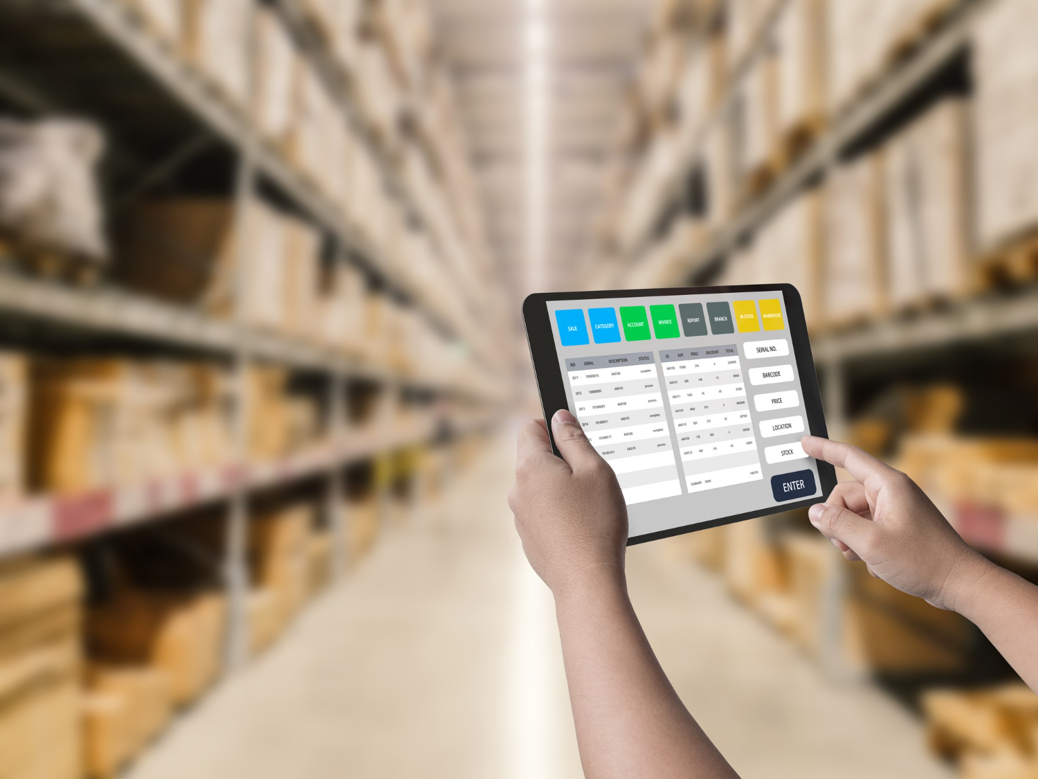 Persona revisando documentos de comercio exterior